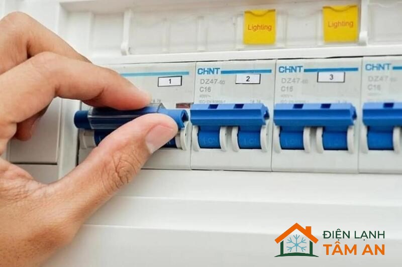 Tại Sao Máy Lạnh Bật Lên Là Cúp CP? 6 Lý Do Thường Gặp